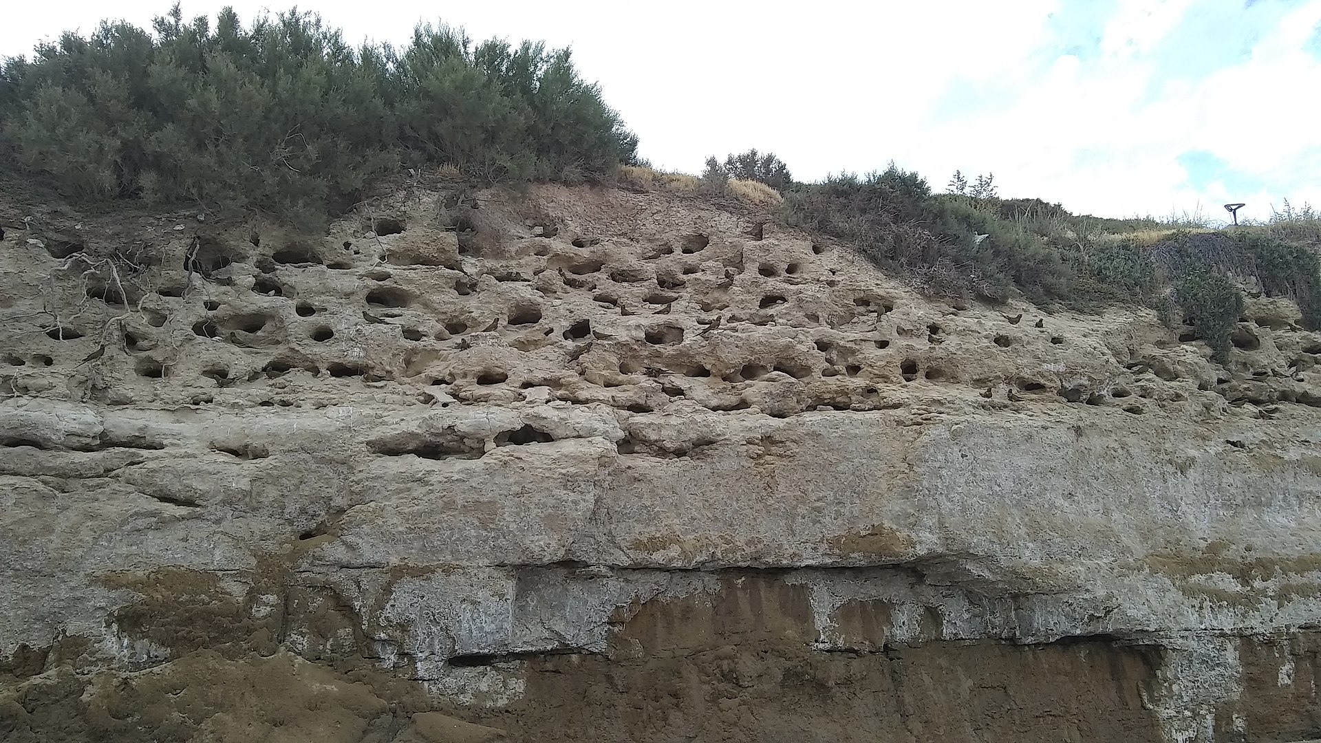 Acantilados de Las Grutas - Formaciones rocosas sobre el mar patagonico