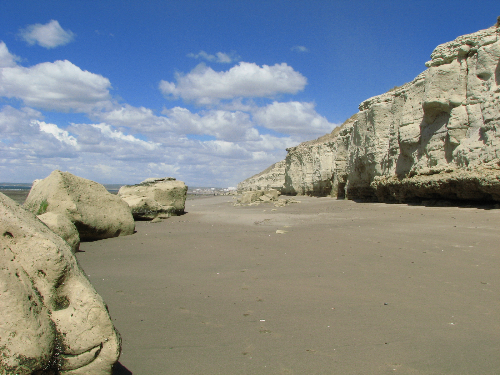 Las grutas naturales en marea baja - Cuevas talladas por el mar que dan nombre al lugar